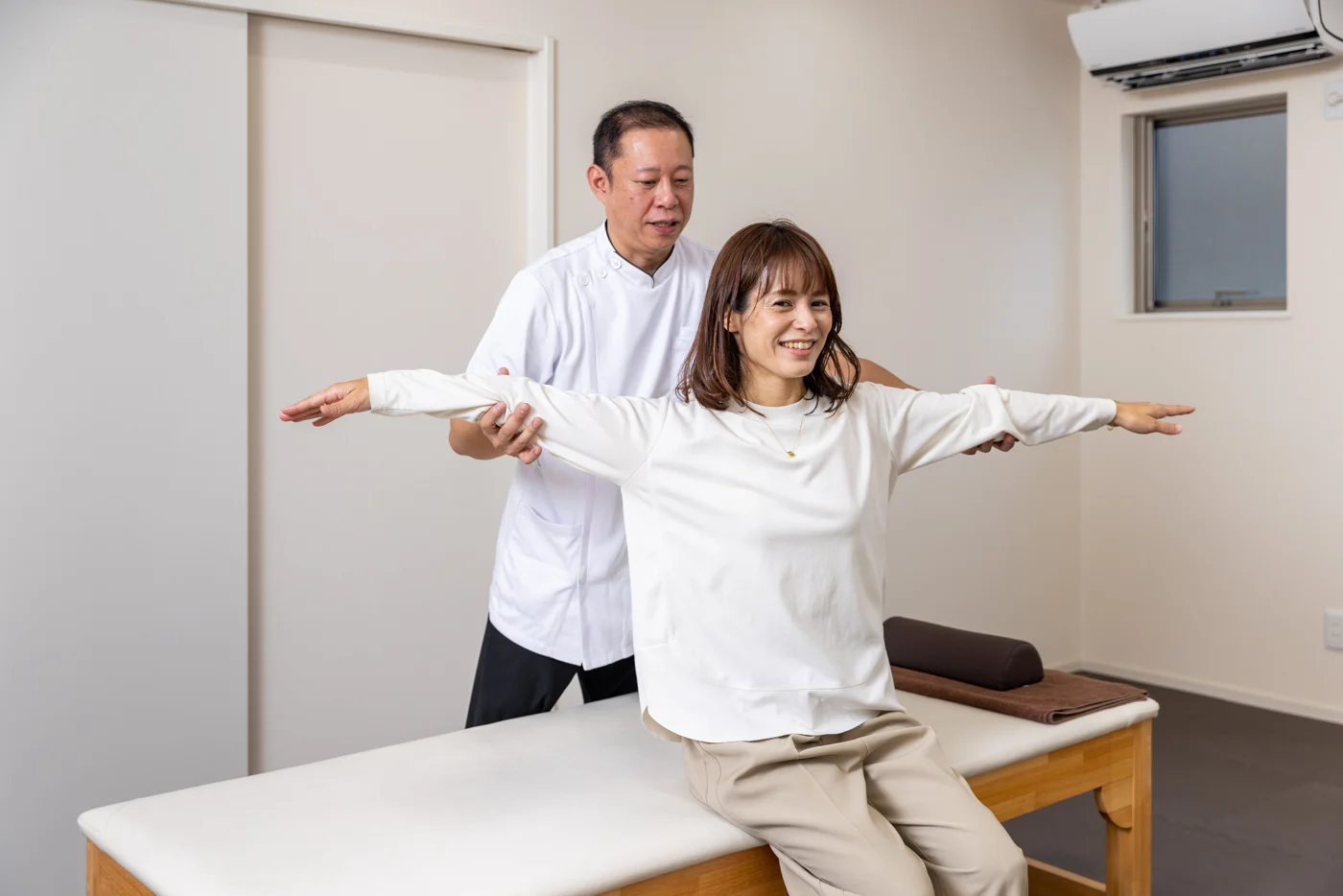 施術前に身体の動きを確認する様子